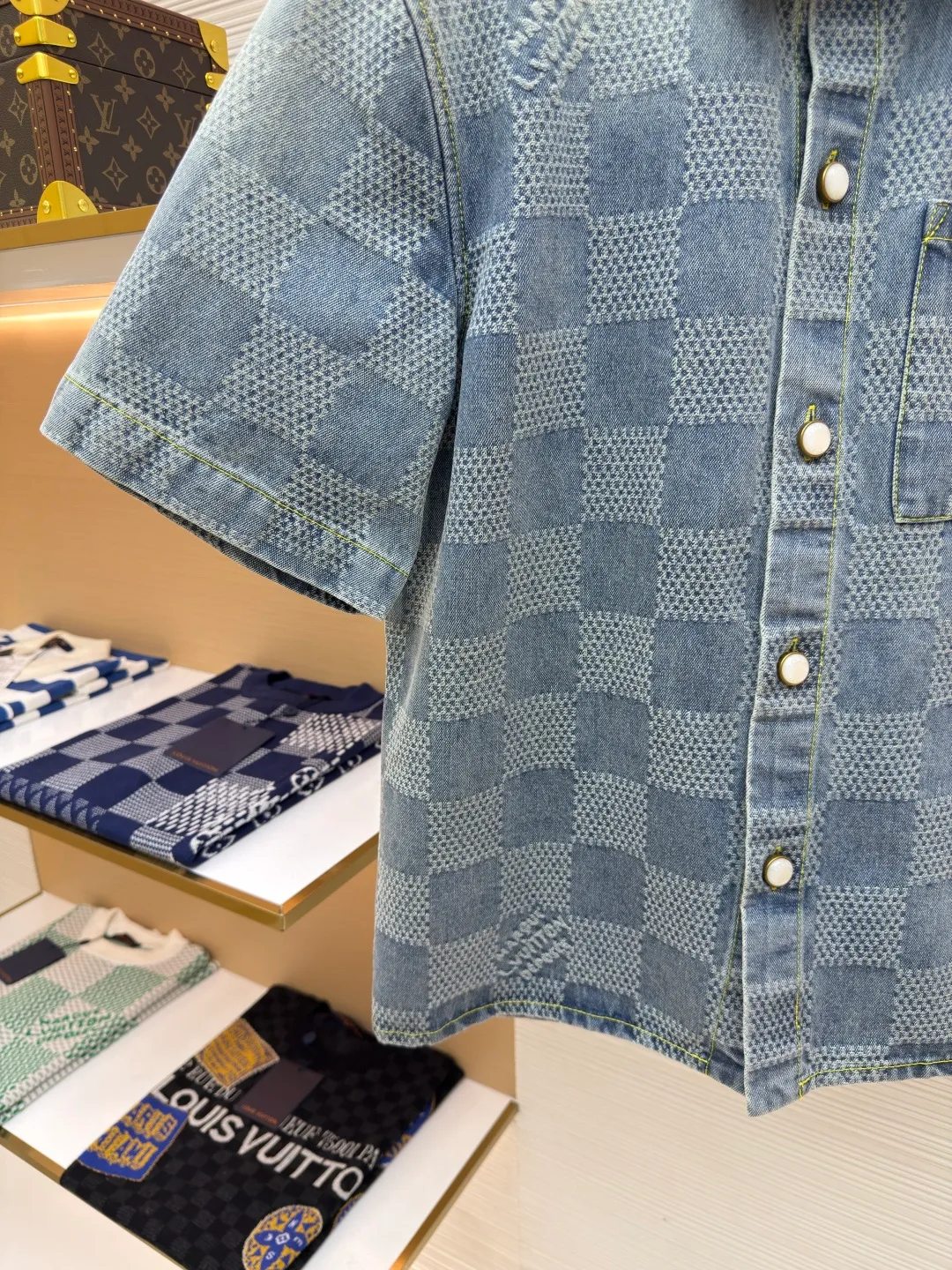 LOUIS VUITTON checkerboard denim short-sleeved shirt ●Authentic product: Purchased and developed by 14100 ●Item number: 1680088-B20 ●Fabric: Jacquard denim fabric ●Technology: 3D jacquard craft ●Version: Fitted version ●Size: S-M-L-XL ●Weight: about 635 grams ●Description: Using a loom to weave a three-dimensional pattern on the fabric, the sand-washed whitening distressed denim fabric presents a whitening and distressed effect. The overall wiring is straight and delicate, the fabric is comfortable and soft, and the color is consistent without color difference. It can be matched with the same style to create a fashionable look and control various occasions. Customized accessories, complete with three standards, same style for men and women!
